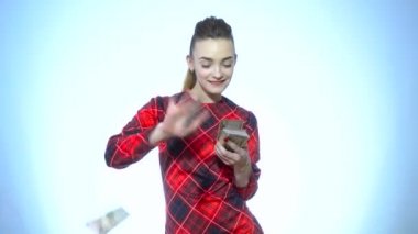 Studio havada bir sürü para atma Kırmızı elbiseli seksi genç bayan