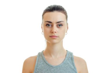 Düz kamera yakın çekim görünüyor portre ciddi güzel kız