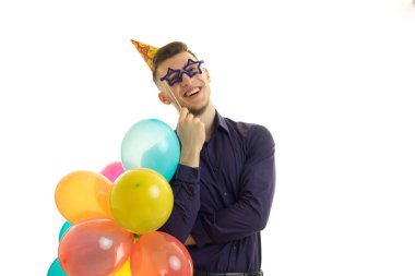 balonlar içinde elleri ve kağıt gözlük ile komik adam gülüyor