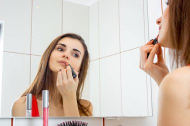 genç esmer güzel dudakları boyalar