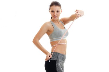 bir ölçüm bandı ve önlemler bel tutan güzel ince kız