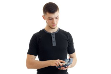 Genç sevimli adam bir tıraş daktilo