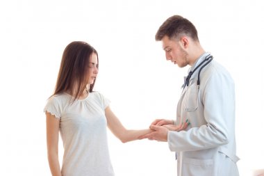 bir sabahlık genç bir doktor hıyar kızlar el yapar