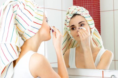 tatlı genç kadın kaldırır makyaj