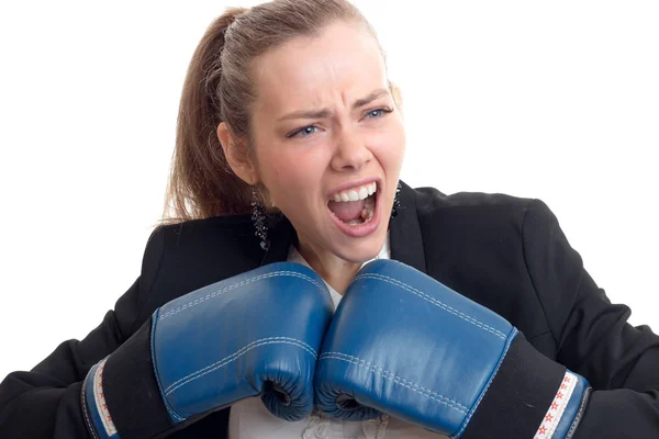 Junge schöne Blondine, die ihren Mund öffnete und schreit und sich in Boxhandschuhen in Nahaufnahme in seiner Nähe hält — Stockfoto