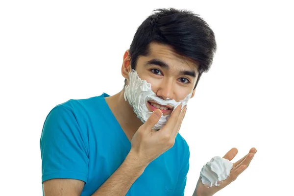 Retrato de un chico guapo con espuma en la cara y pelo negro grueso en su cabeza de cerca —  Fotos de Stock