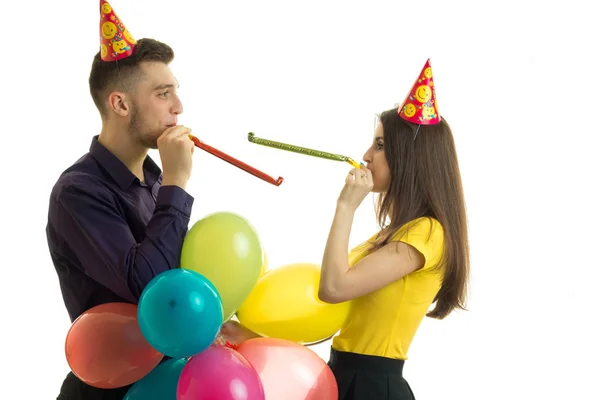 Alegre pareja divirtiéndose en un cumpleaños fiesta — Foto de Stock