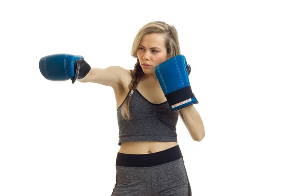 Hermosa joven con coleta mira hacia otro lado y hacer manos guantes — Foto de Stock