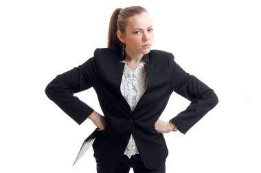 oldukça hoşnutsuz iş sarışın ellerini kalçalarına koy ve bir kameraya benziyor