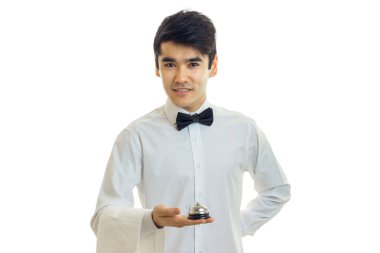 şık, çekici garsonlar gömlek ve bir kelebek ve boynunda ile görünüyor devam ve Bell elinde tutuyor