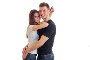 sevimli genç adam görünüyor şu gülümseyen ve güzel kız sarılma