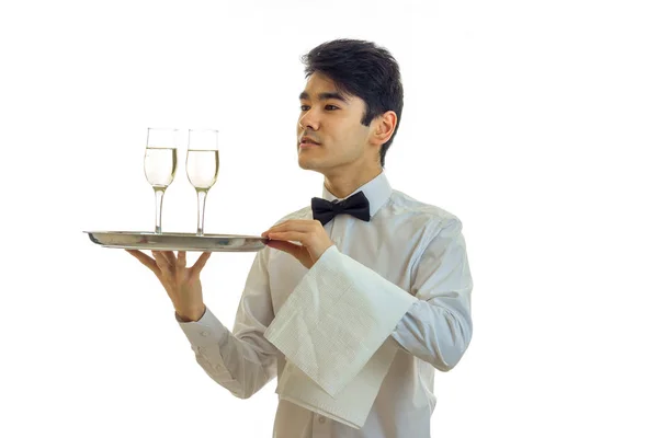 Elegancki, młody kelner z czarne włosy piękne, taca z dwie szklanki napełnione — Zdjęcie stockowe