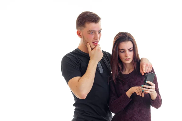 Jovem gay cara com um bonito menina para olhar pensivo telefone — Fotografia de Stock