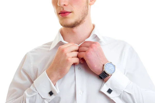 時計や白いシャツの襟を持つ若い男を真っすぐクローズ アップ — ストック写真