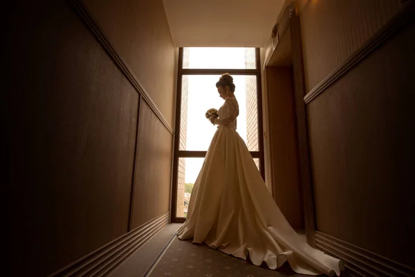 Sziluettjét gyönyörű fiatal menyasszonya — Stock Fotó