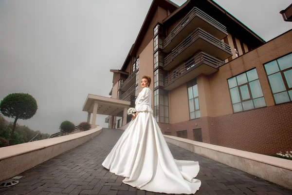 Schönheit Braut im Brautkleid im Freien bei Regenwetter — Stockfoto