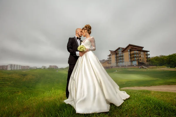 Lindo elegância jovem apenas feliz casal posando ao ar livre — Fotografia de Stock