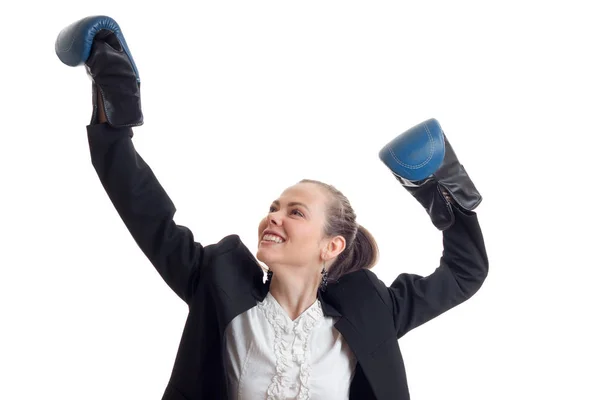 Веселая девушка подняла руки в боксёрских перчатках крупным планом — стоковое фото