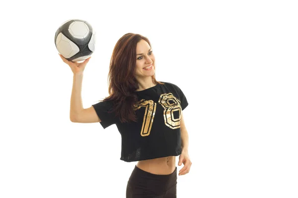 Atlético jovem menina sorri e levantado na mão bola de futebol — Fotografia de Stock