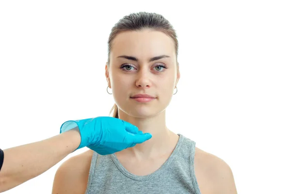 Retrato de una joven sonriente sin maquillaje esteticista tener primer plano —  Fotos de Stock