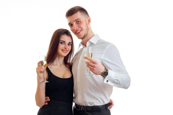 Hermosa pareja enamorada sonriendo y sosteniendo copas de vino de cerca — Foto de Stock