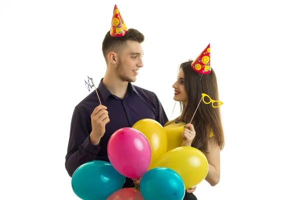 Lyckliga unga paret tittar på varandra och hålla många bollar närbild — Stockfoto