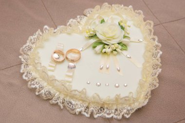 Alyans beyaz yastık üzerinde yalan