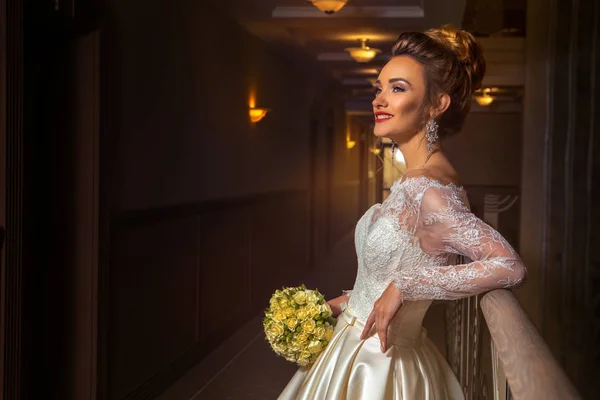 Blonde Braut lächelt und schaut im Brautkleid zur Seite — Stockfoto