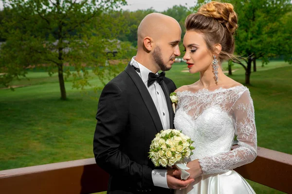 Bonito jovem alegre casal abraçando — Fotografia de Stock