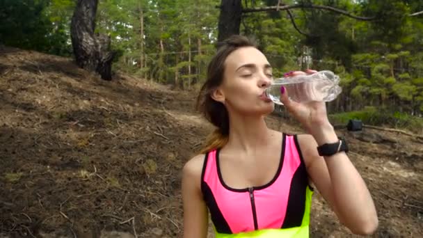 Lány fiatal gyönyörű sport iszik víz — Stock videók