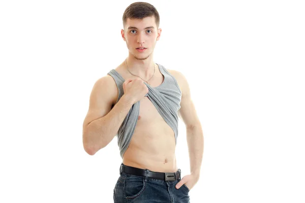 Sportieve jonge man kijkt uit de hand Mike verhoogt en toont lichaam — Stockfoto