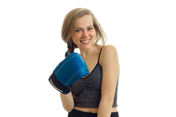 Portrait of a smiling young blond chic that stands in front of the camera in boxing gloves — Stock Photo, Image