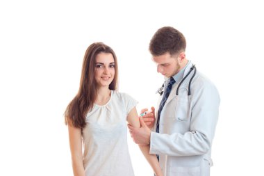 Genç sevimli kız gülümsüyor ve doktor elini sokmak yapar