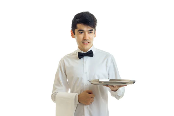 Przystojny, młody kelner rozciąga się do przodu zasobnika w ręku — Zdjęcie stockowe