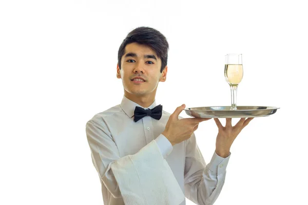 Atrakcyjne młody kelner wywoływane mój głowa w górze i taca z kieliszków szampana — Zdjęcie stockowe