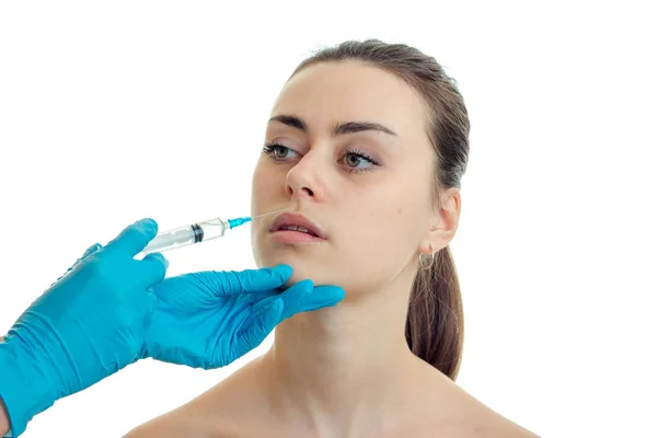 Cosmetologist κάνει πούτσος κοντά στα χείλη του μια όμορφη κοπέλα γκρο πλαν — Φωτογραφία Αρχείου