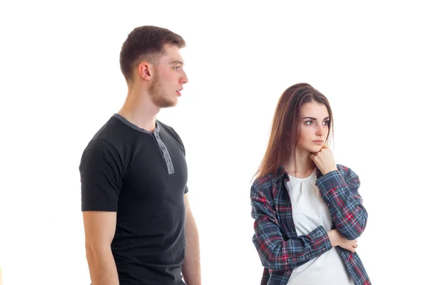 Jonge hoog kerel kijkt naar een meisje en zij van hem vervreemd zijn hoofd en denkt — Stockfoto