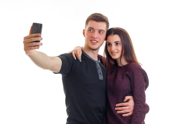Vackra unga paret leende och gör foto på telefon — Stockfoto