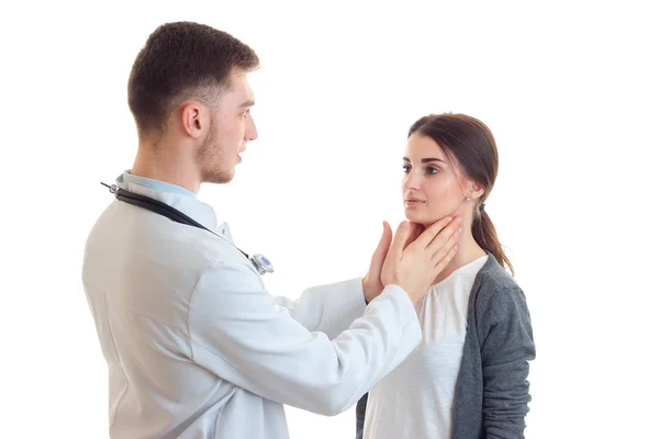 Joven médico examina manos garganta linda chica primer plano —  Fotos de Stock