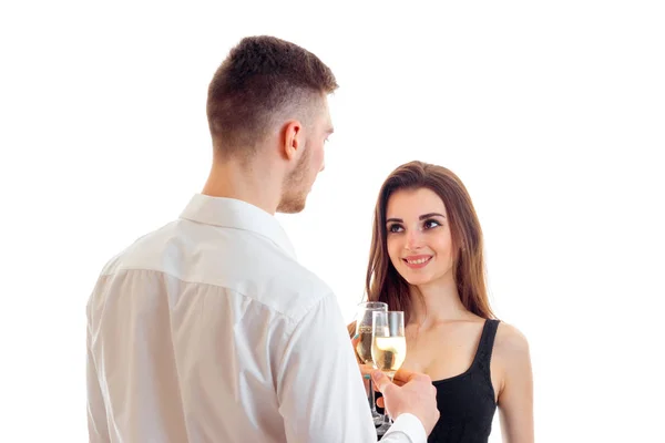 O jovem virou-se para uma menina bonita e beber vinho com seu close-up — Fotografia de Stock