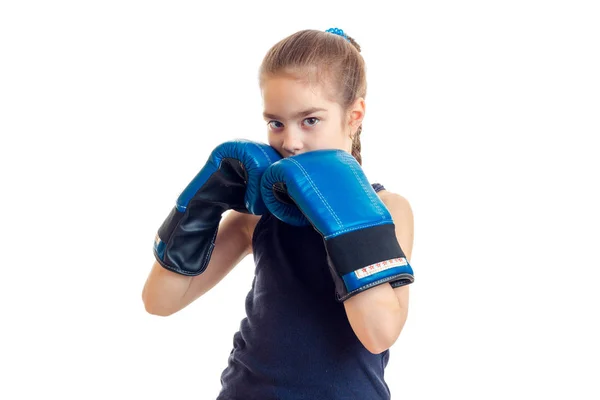 Niña en guantes de boxeo practicando y mirando a la cámara — Foto de Stock