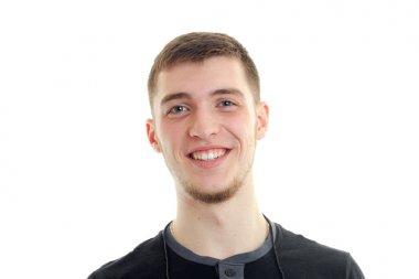 mutlu bir gülümseme ile genç adam portresi kapatın