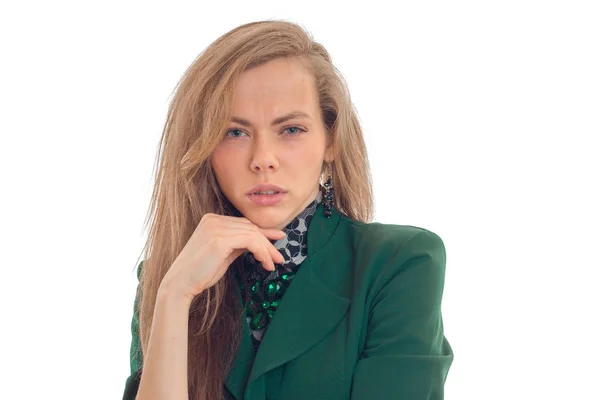 Atractiva dama de negocios rubia en uniforme verde mirando a la cámara con mirada difícil —  Fotos de Stock