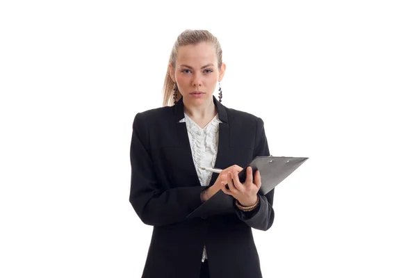 Hermosa mujer de negocios rubia en uniforme con la tableta en sus manos mirando a la cámara — Foto de Stock