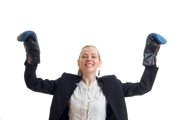 Веселая сильная деловая женщина в классической форме с боксерскими перчатками и руками в воздухе — стоковое фото