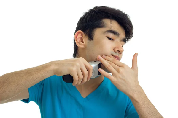 Close up of young man shaving his beard with trimmer — Stock Photo, Image