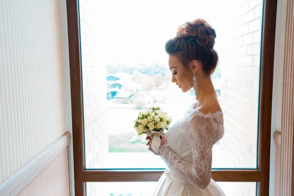手にはバラのブーケとウェディング ドレスで金髪の花嫁 — ストック写真