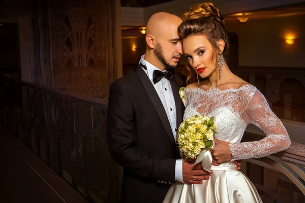 Jovem apenas casado casal abraço — Fotografia de Stock