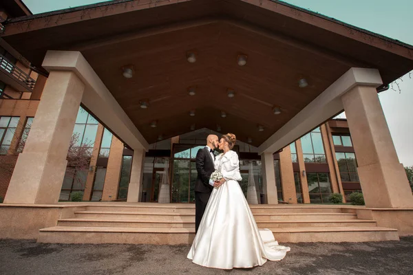 Casal bonito casal em ternos elegância abraçando — Fotografia de Stock