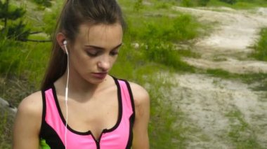 headphoens bir müzik açmak kız spor ve açık havada yürür